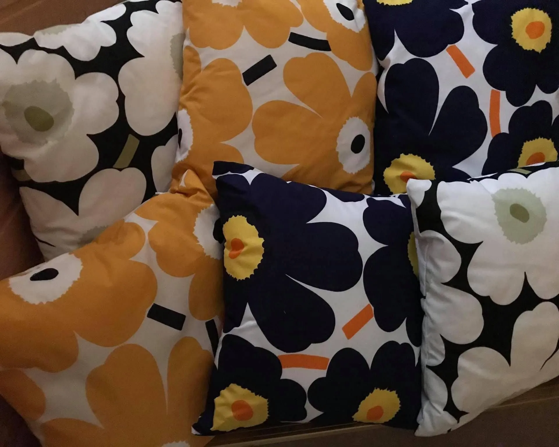 Unikko-kankaasta ommeltuja tyynyjä